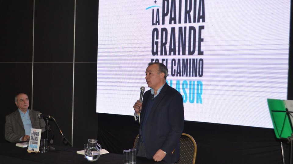 Alejandro Karlen hace propuestas en la feria del libro y expresa sus aspiraciones para el gobierno correntino