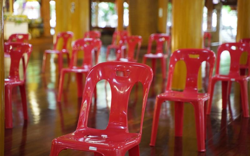 Encuentra sillas plásticas ideales para exteriores en Aruba